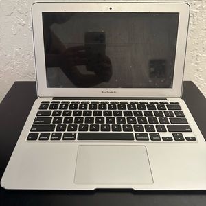 Mac laptop whole condition with charger!